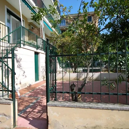 Con Giardino E Posto Auto Per Famiglie アパート *