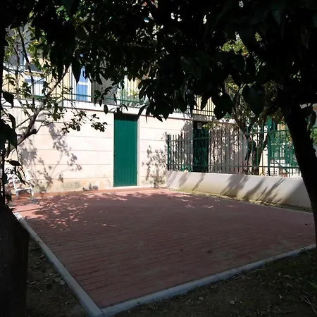 Con Giardino E Posto Auto Per Famiglie アパート