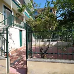 Con Giardino E Posto Auto Per Famiglie דירה *