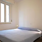 Con Giardino E Posto Auto Per Famiglie דירה