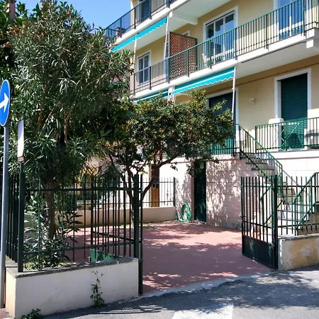 Con Giardino E Posto Auto Per Famiglie דירה