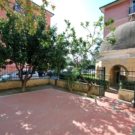 Con Giardino E Posto Auto Per Famiglie Apartmán Finale Ligure