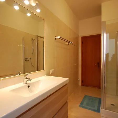 Con Giardino E Posto Auto Per Famiglie *