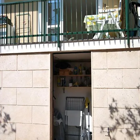 Con Giardino E Posto Auto Per Famiglie Appartement Finale Ligure
