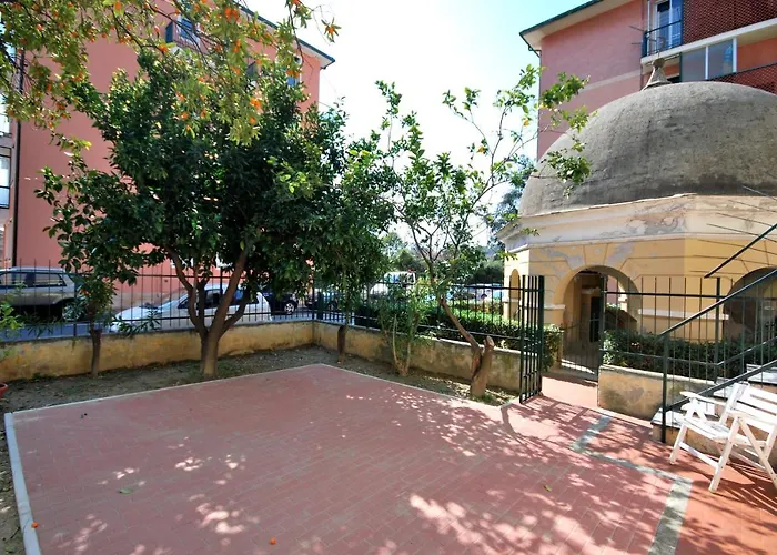 Con Giardino E Posto Auto Per Famiglie Appartement Finale Ligure