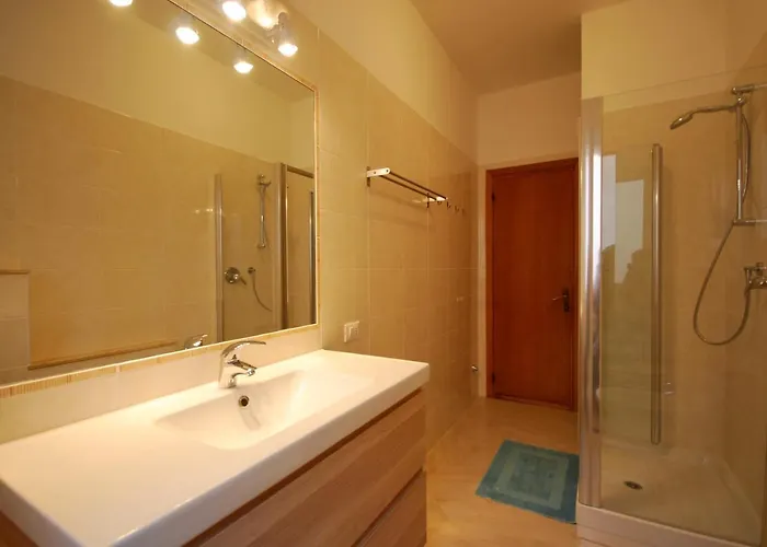 Con Giardino E Posto Auto Per Famiglie *