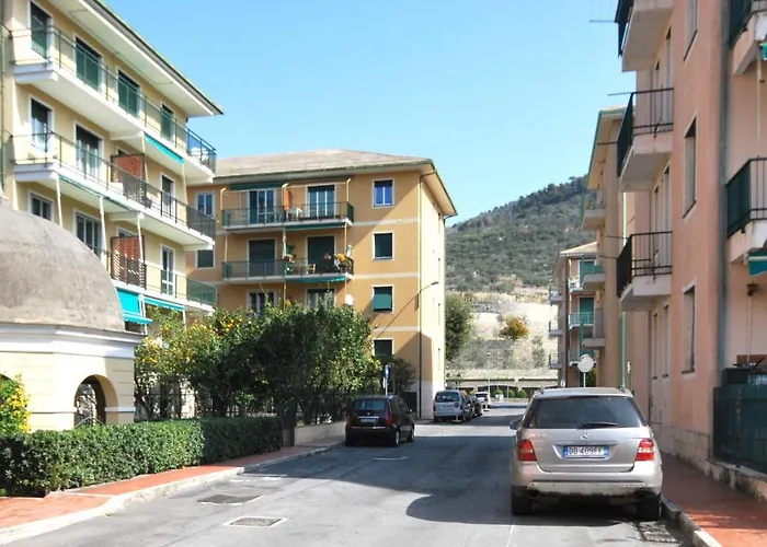 Con Giardino E Posto Auto Per Famiglie * Finale Ligure