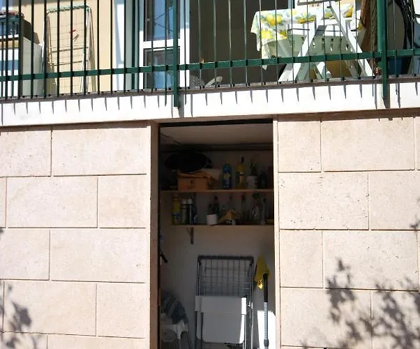 Con Giardino E Posto Auto Per Famiglie Appartement Finale Ligure