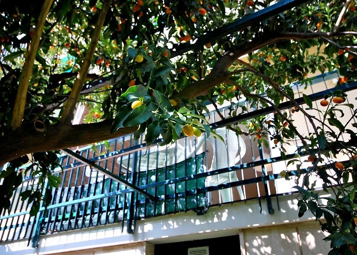 Con Giardino E Posto Auto Per Famiglie Appartement Finale Ligure